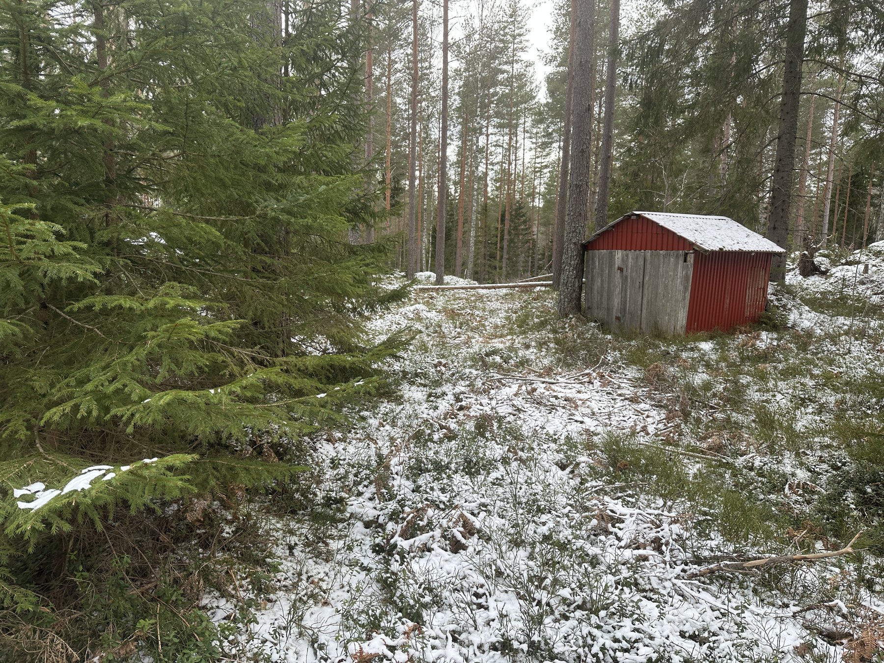 lämning efter resmila samt plåtskjul som utgör kolarkoja.